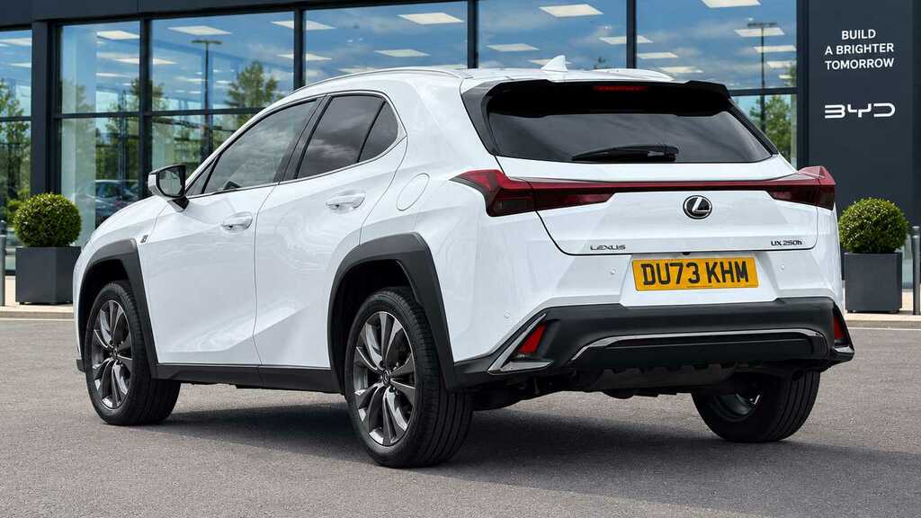 Lexus UX 250H 2.0 F-sport Design Cvt 2023 White #2