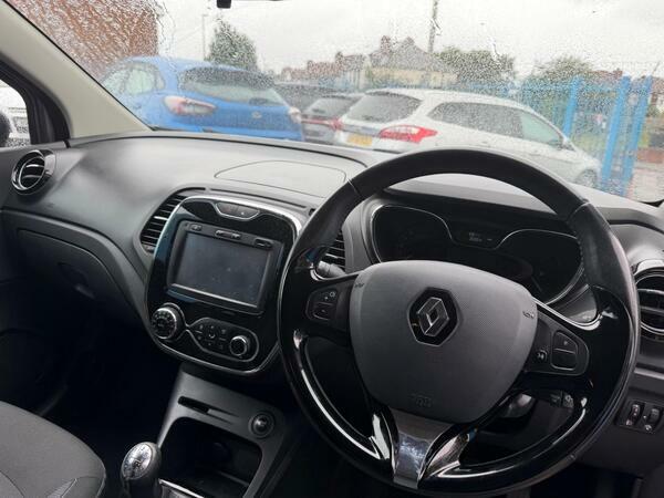 Renault Captur Signature Red #10