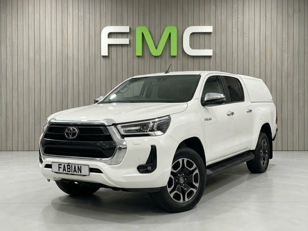 Toyota HILUX 2.4L Invincible White