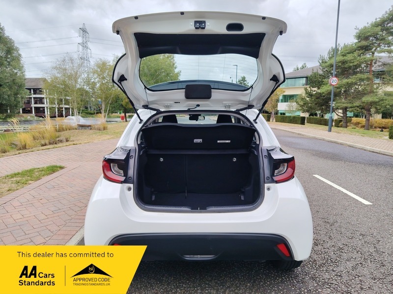 Toyota Yaris 1.5 Vvt-h Icon Hatchback White #4