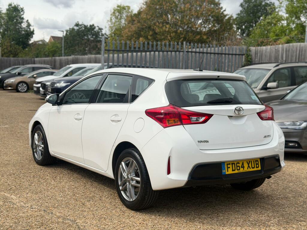 Toyota Auris Icon White #5