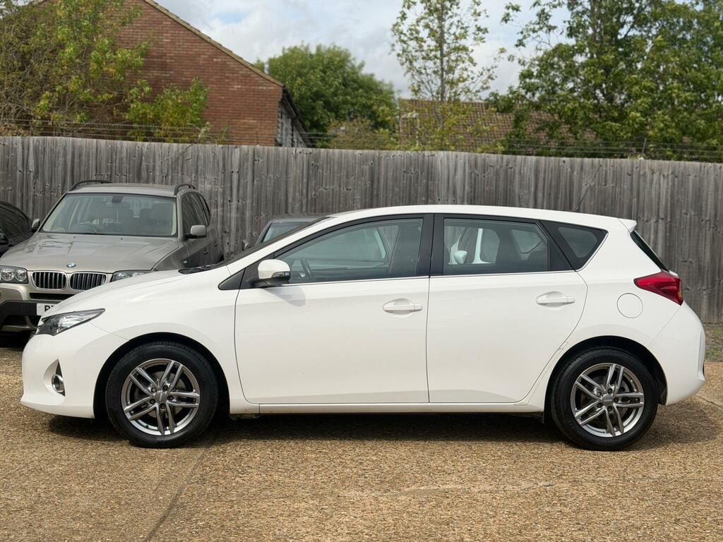 Toyota Auris Icon White #4