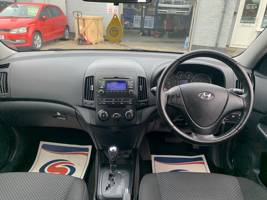 Hyundai I30 Hatchback 1.6 Red #13