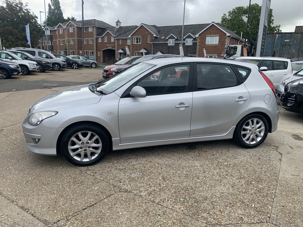 Hyundai I30 Hatchback 1.6 Red #5