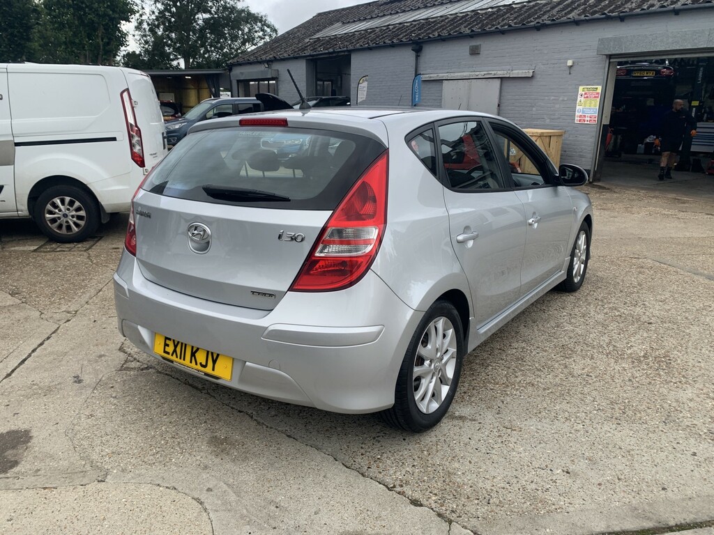 Hyundai I30 Hatchback 1.6 Red #8