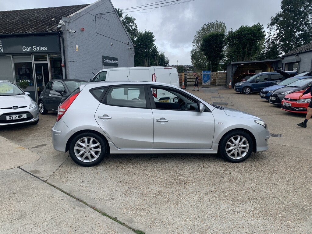 Hyundai I30 Hatchback 1.6 Red #9