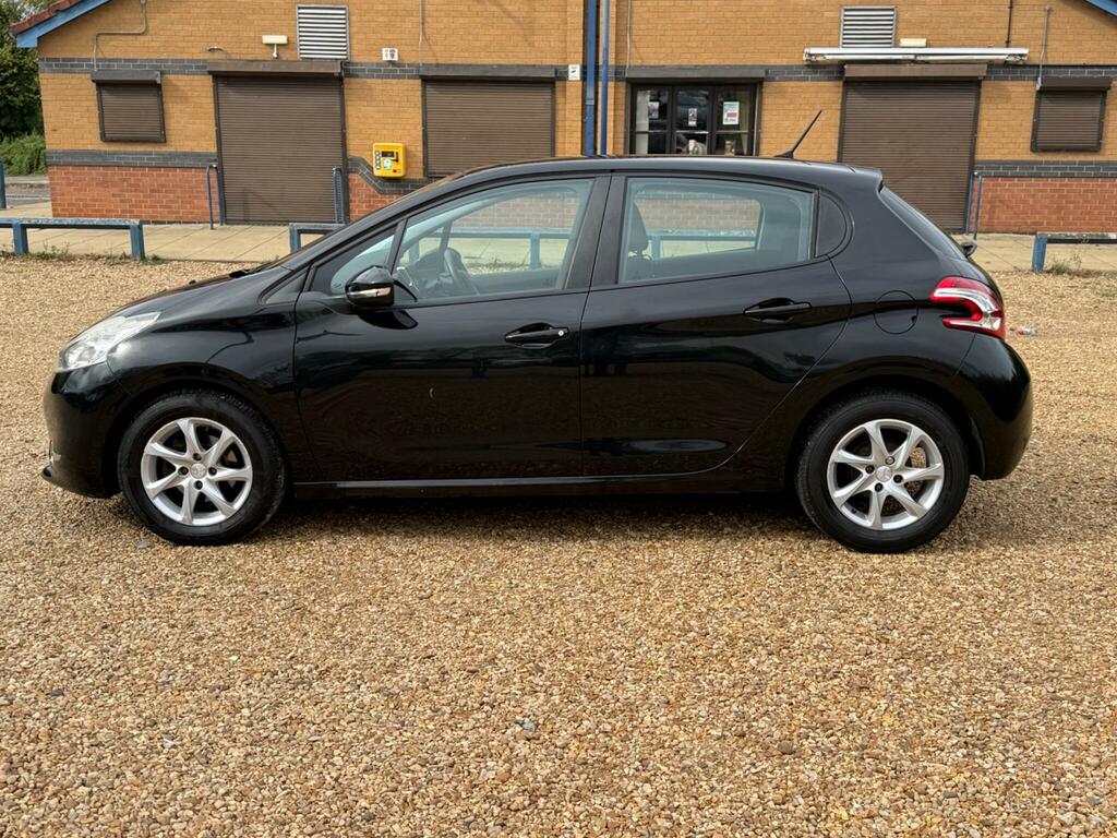 Peugeot 208 Active Black #6