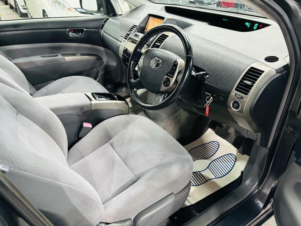Toyota Prius Hatchback Silver #9