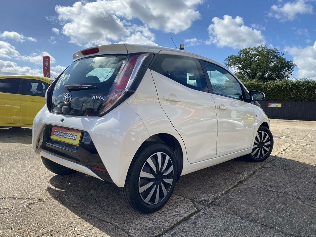 Toyota Aygo 1.0 Vvt-i X-play White #3