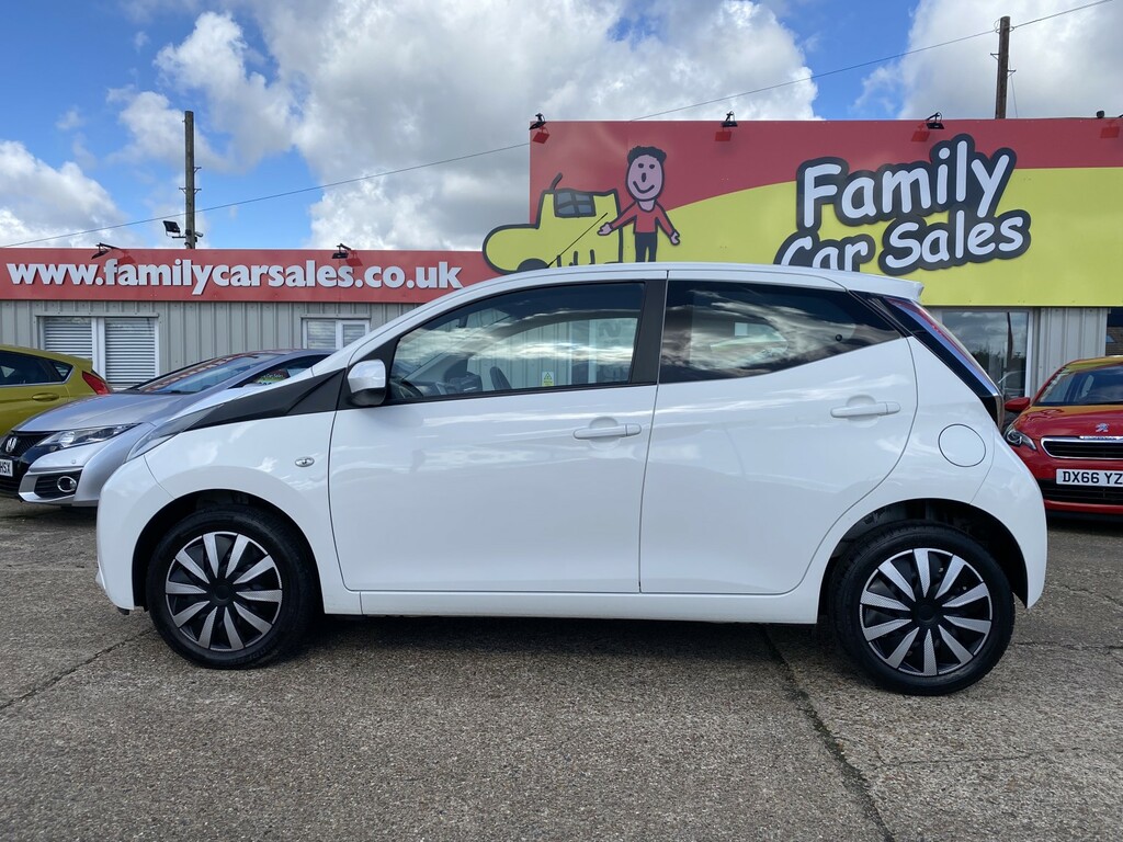Toyota Aygo 1.0 Vvt-i X-play White #6