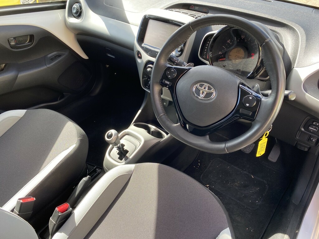 Toyota Aygo 1.0 Vvt-i X-play White #2