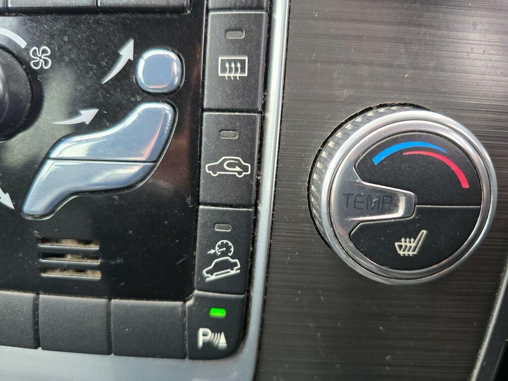 Volvo XC70 2.4L Se Lux Silver #39