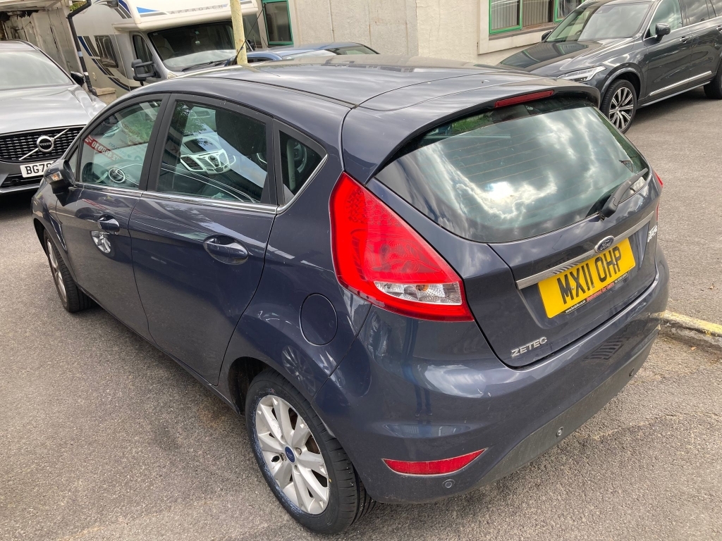 Ford Fiesta Studio Red #6