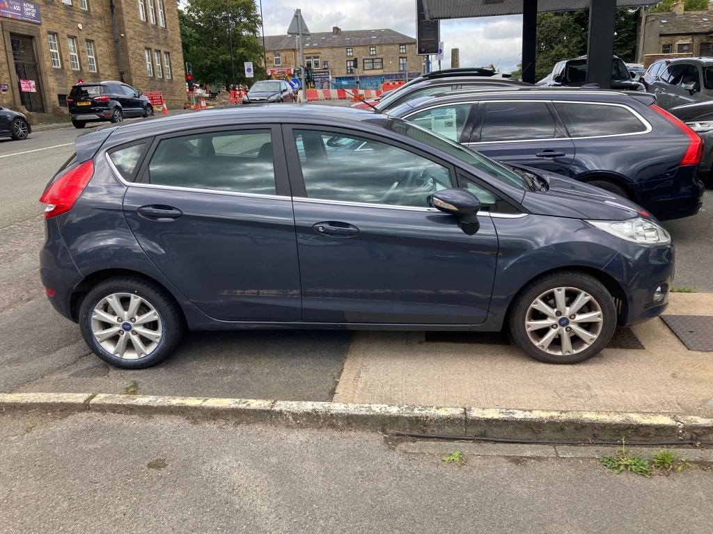 Ford Fiesta Studio Red #4