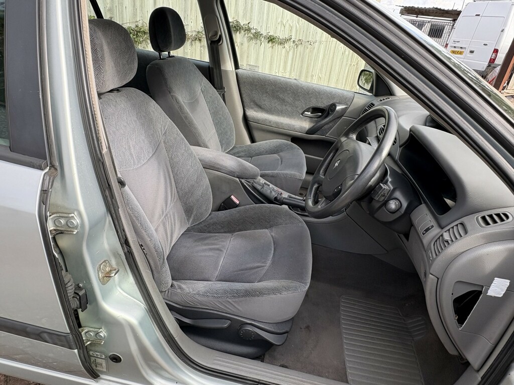 Renault Laguna 1.8 16V Privilege Grey #28