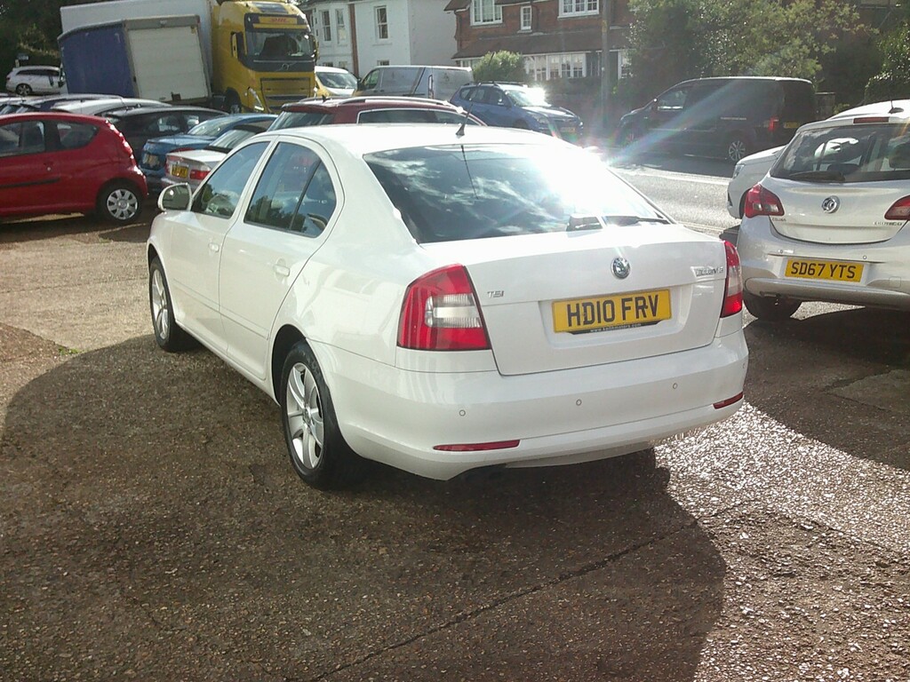 Skoda Octavia 1.8 Tsi Elegance White #4