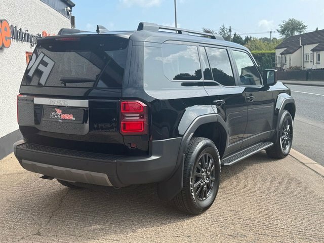 Toyota Land Cruiser Estate Black #4