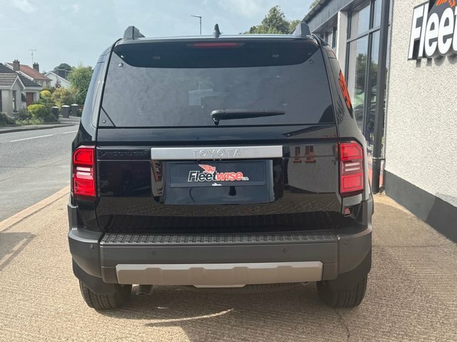 Toyota Land Cruiser Estate Black #5