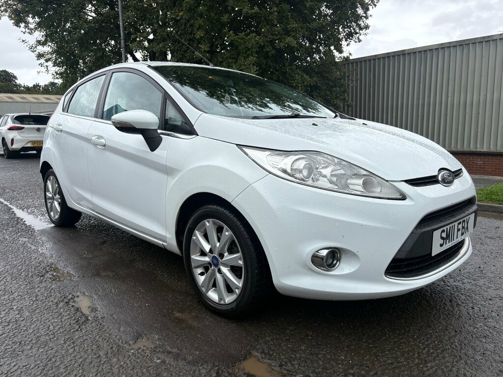 Ford Fiesta 1.4 Zetec Hatchback 133 Gkm, 9 White