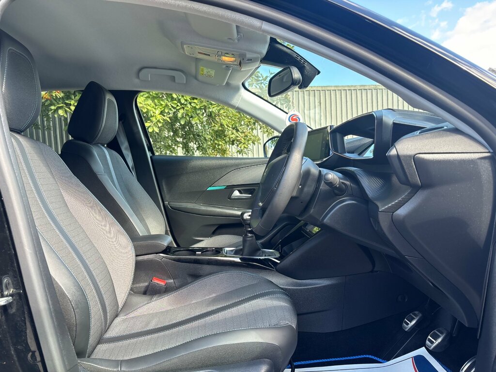 Peugeot 208 1.2 Puretech Allure Premium Hatchback Black #4