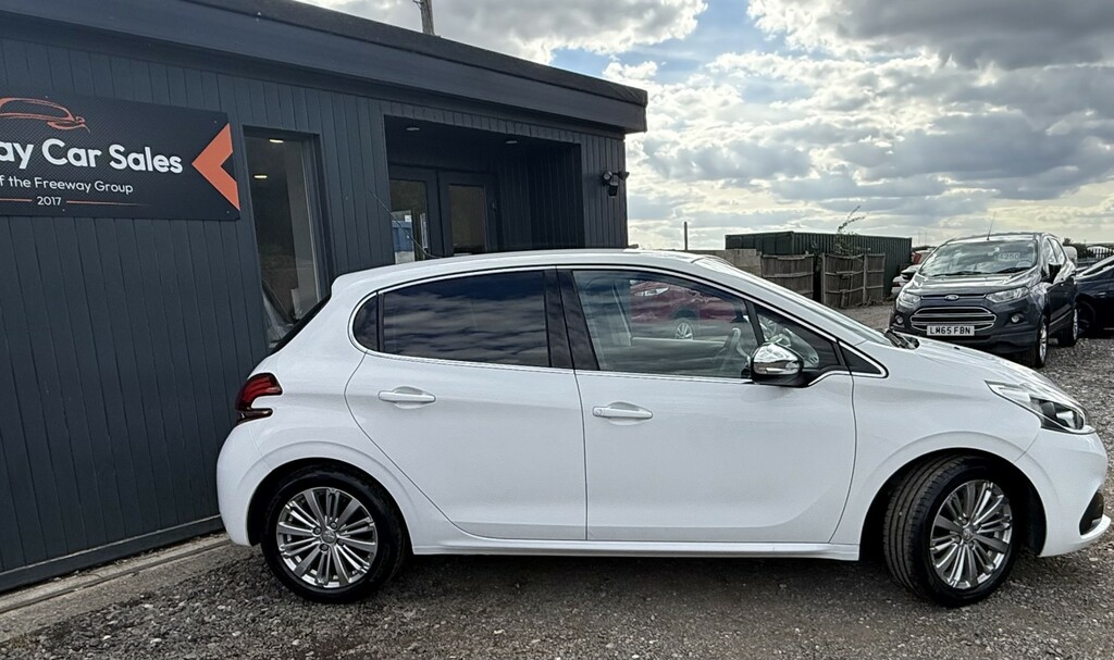 Peugeot 208 Hatchback 1.2 Puretech Allure Hatchback White #2