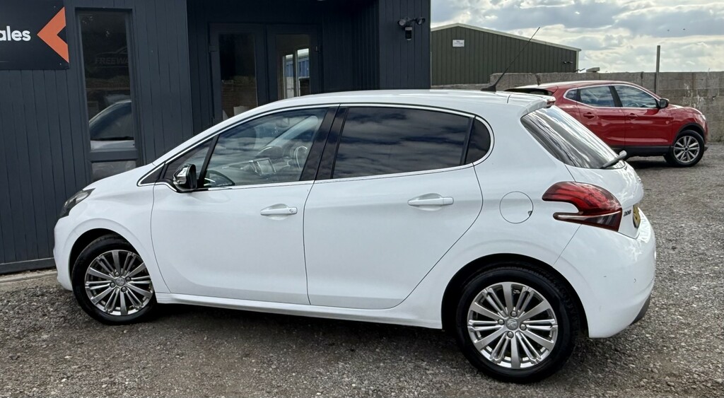 Peugeot 208 Hatchback 1.2 Puretech Allure Hatchback White #3
