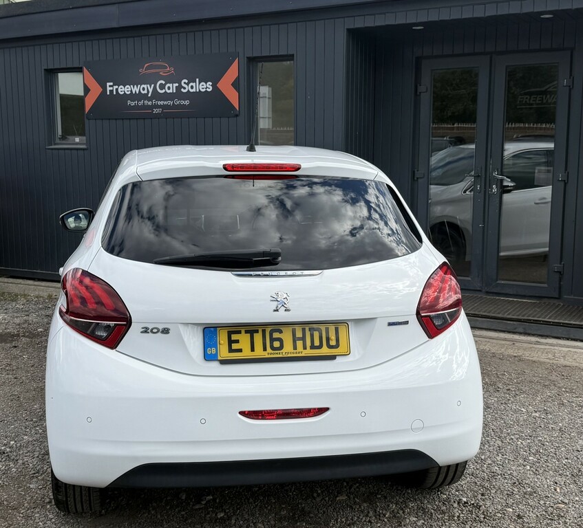 Peugeot 208 Hatchback 1.2 Puretech Allure Hatchback White #4