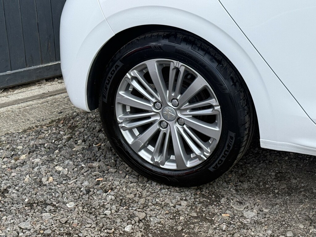 Peugeot 208 Hatchback 1.2 Puretech Allure Hatchback White #6