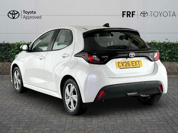 Toyota Yaris Icon White #4