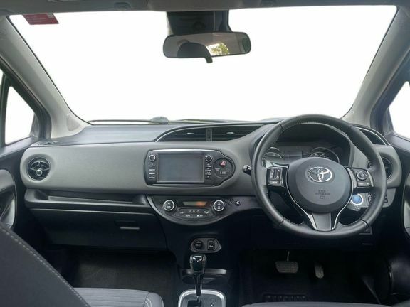 Toyota Yaris Icon Tech 1.5 Hybrid Red #6