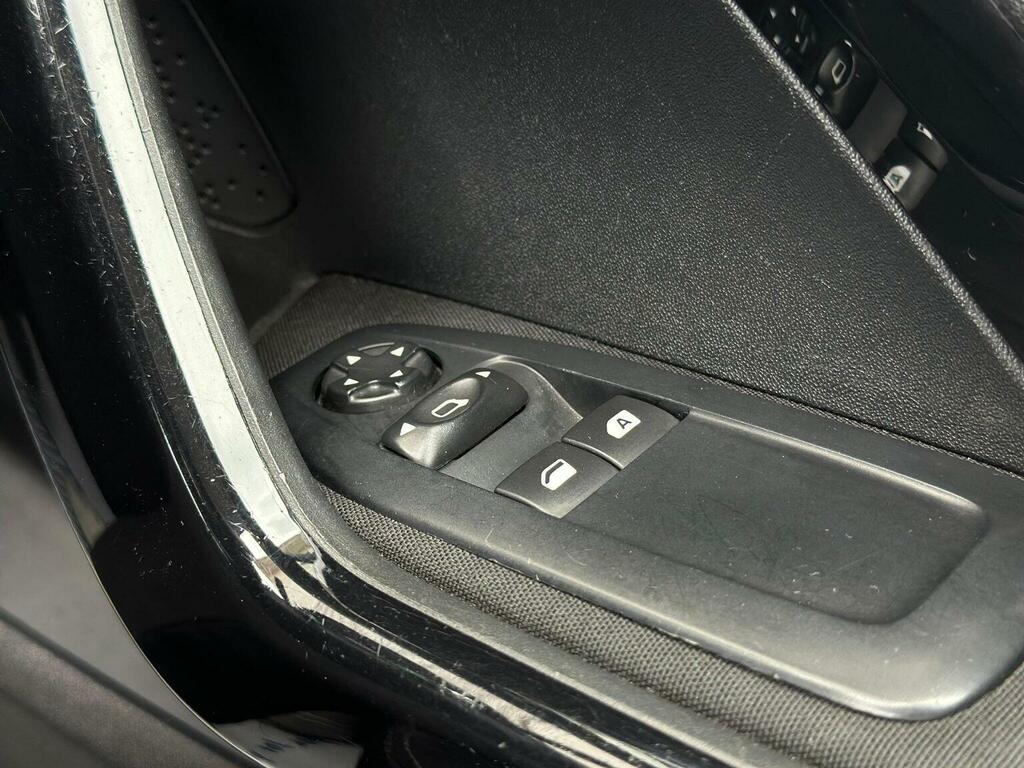 Peugeot 208 2015 65 Access Red #26