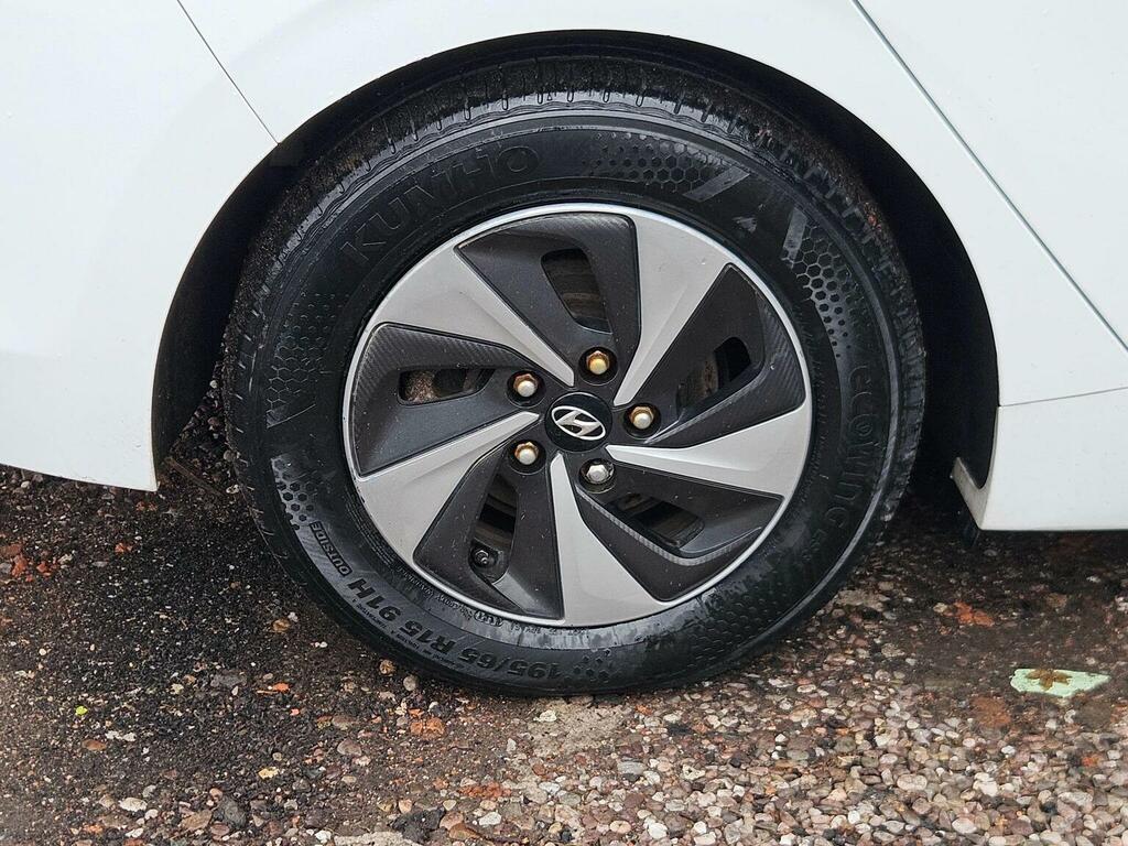 Hyundai Ioniq Hatchback White #30