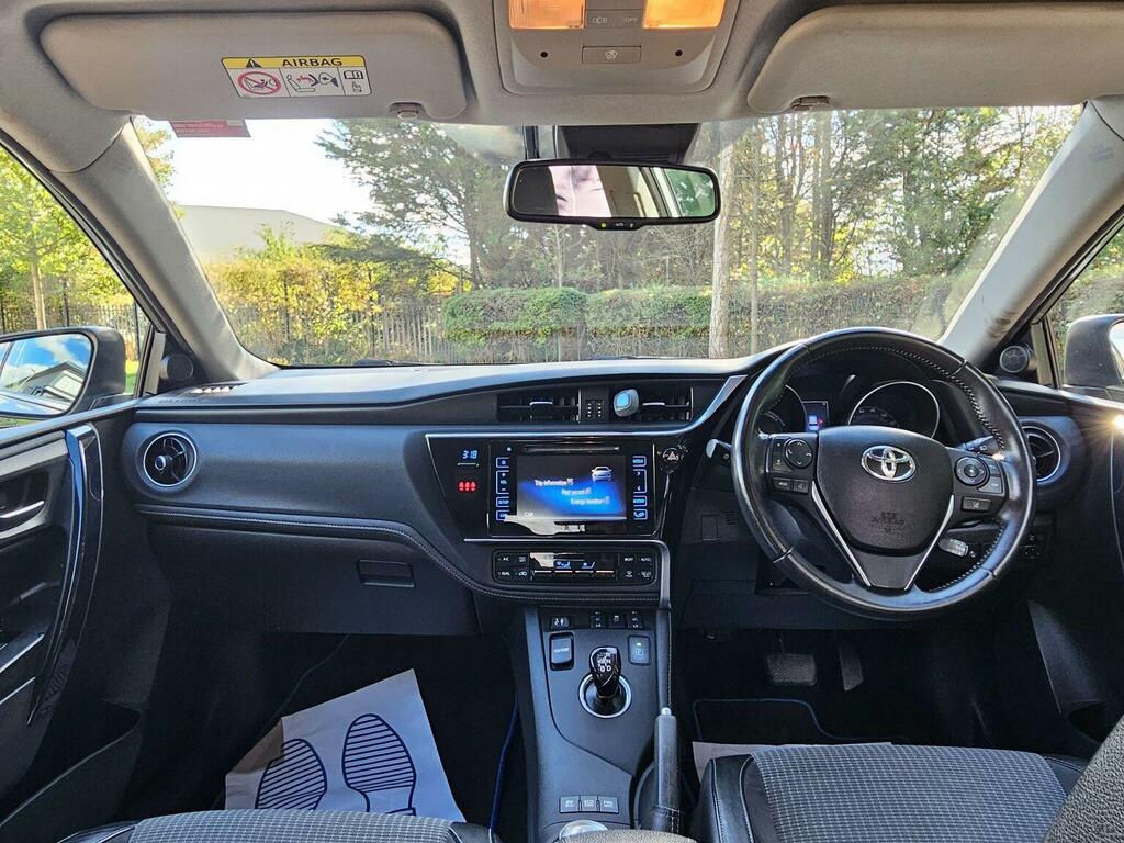 Toyota Auris Red #9