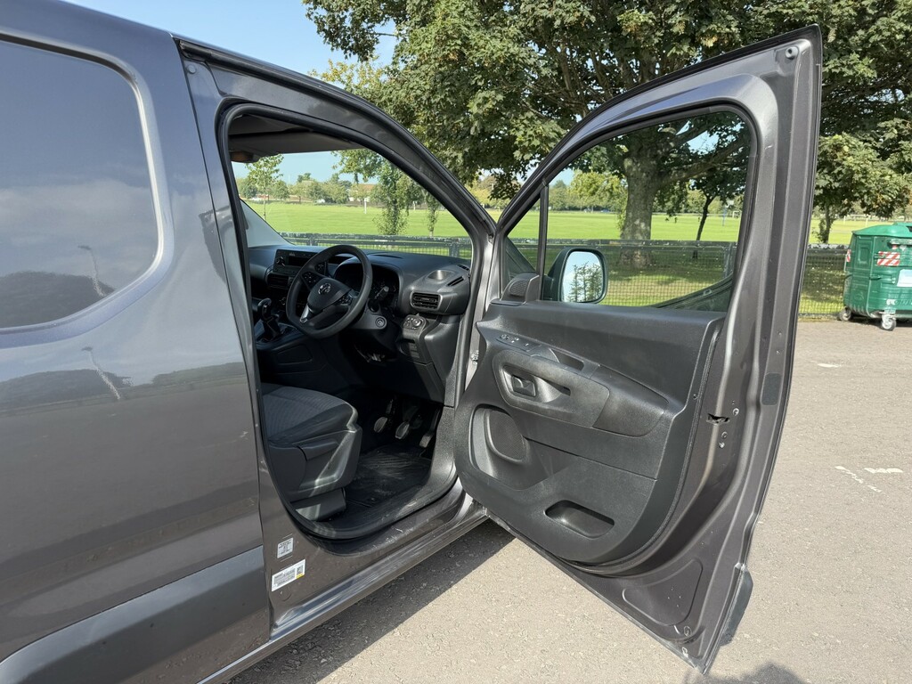Vauxhall Combo L1 2300 1.6 Sportive Euro6 100Ps #16