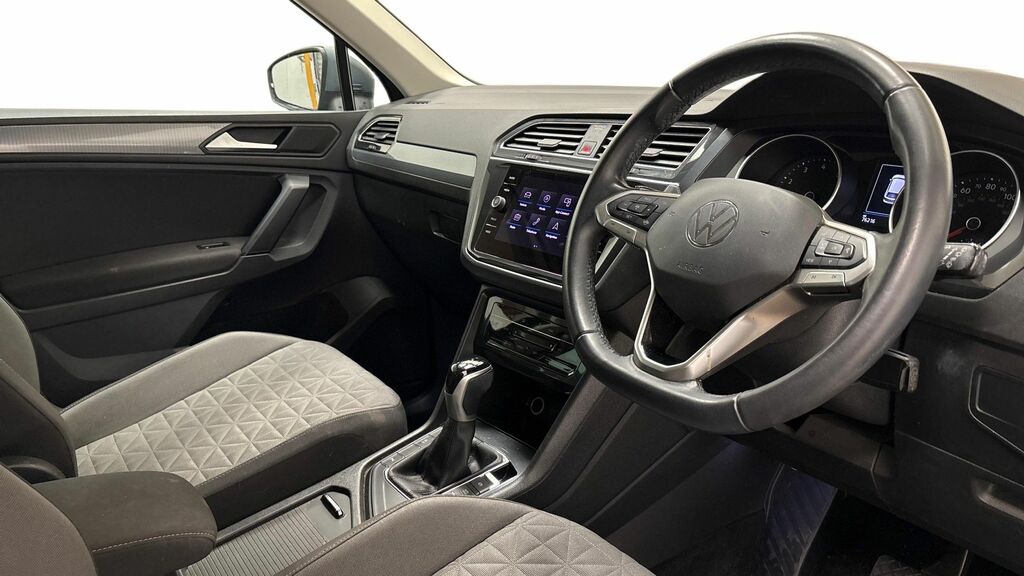 Volkswagen Tiguan Active Black #5