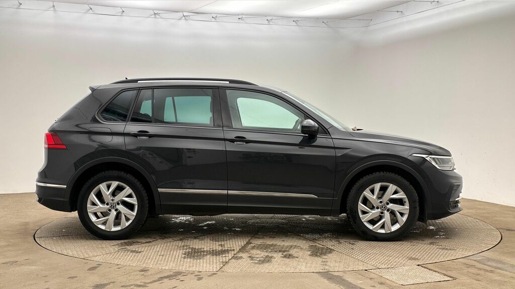 Volkswagen Tiguan Active Black #2