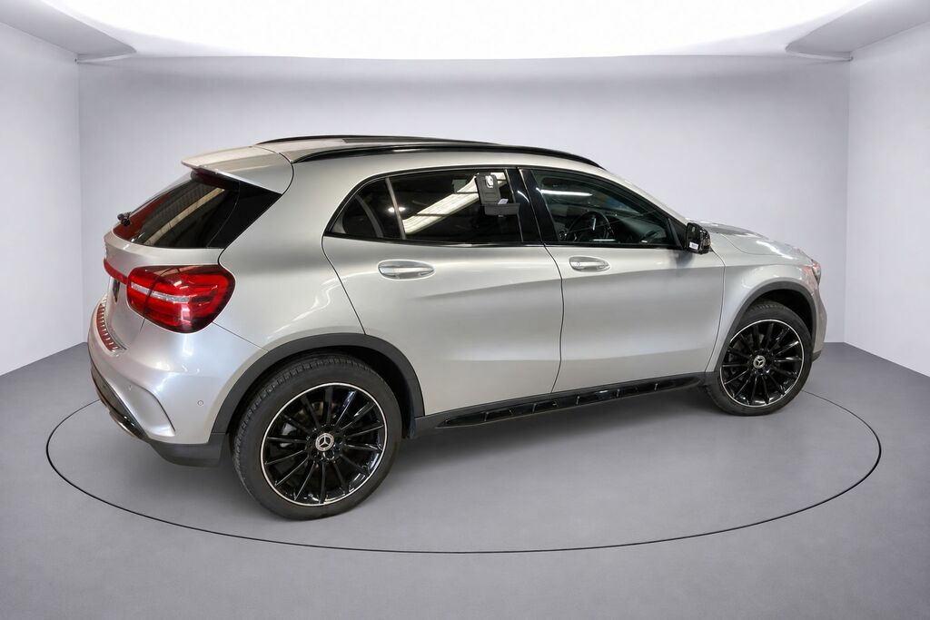 Mercedes-Benz GLA Class Gla 180 Urban Edition Black #2