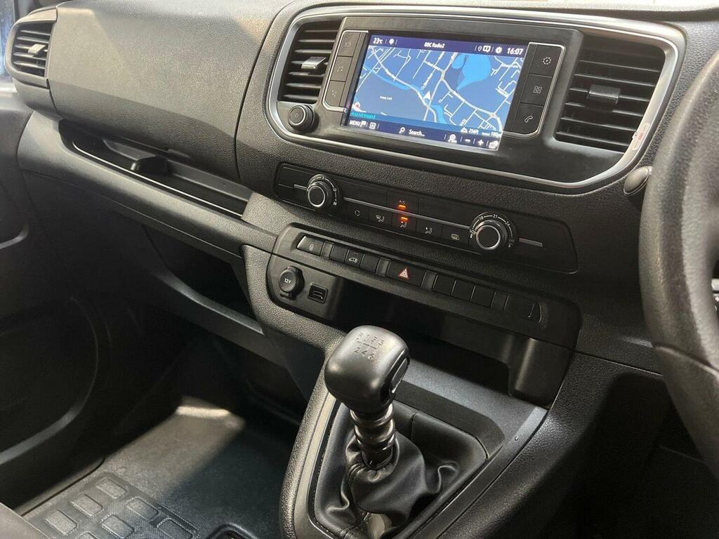 Vauxhall Vivaro Dynamic White #17