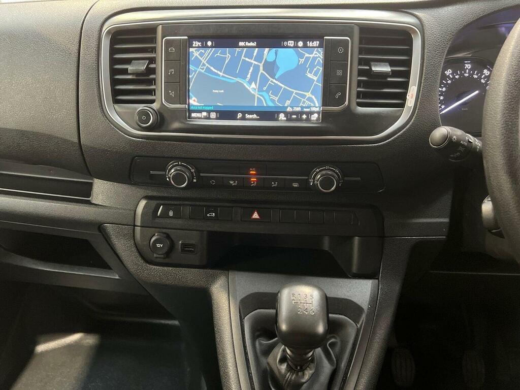 Vauxhall Vivaro Dynamic White #14