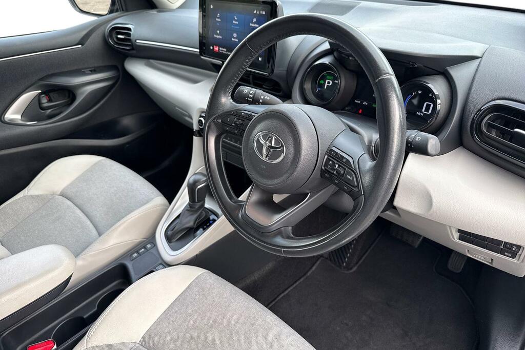 Toyota Yaris Dynamic White #10