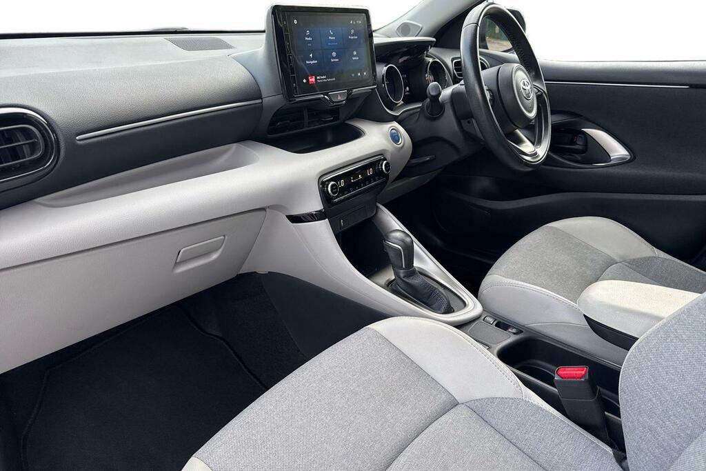 Toyota Yaris Dynamic White #13