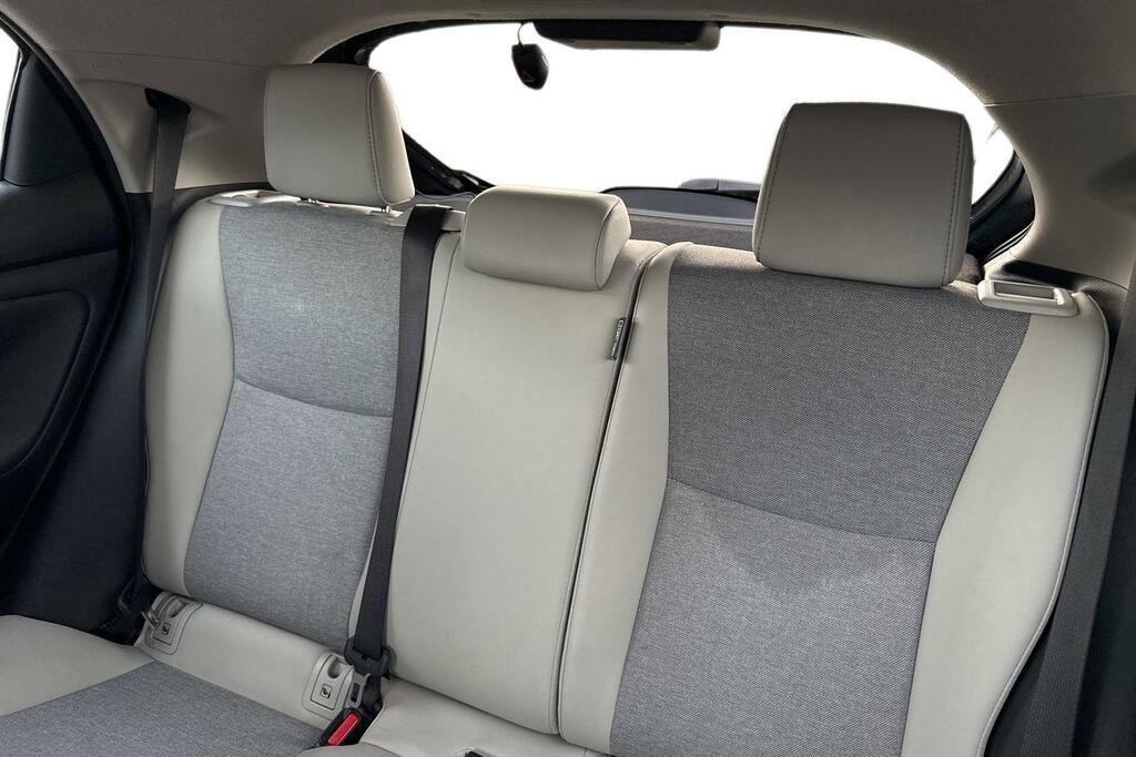 Toyota Yaris Dynamic White #23