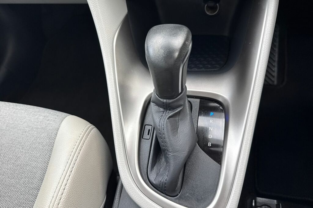 Toyota Yaris Dynamic White #14