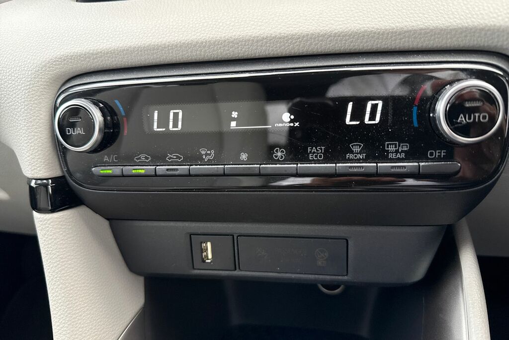 Toyota Yaris Dynamic White #15