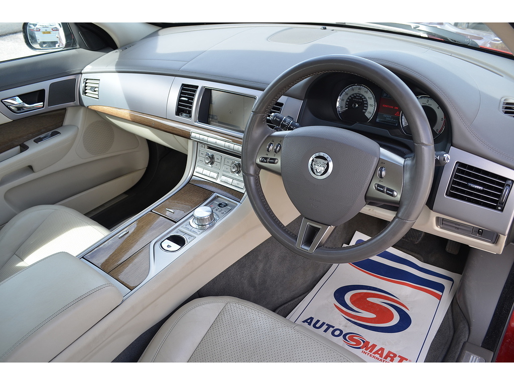 Jaguar XF D V6 Premium Luxury Red #2