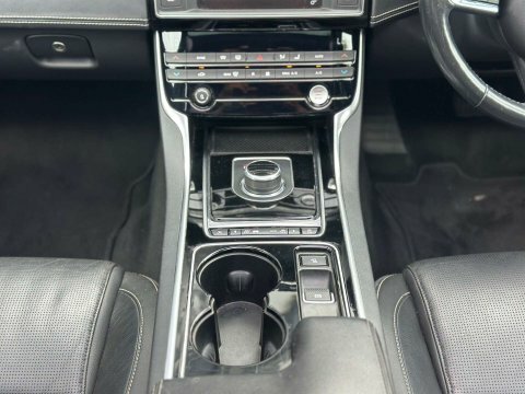 Jaguar XE Saloon Silver #38