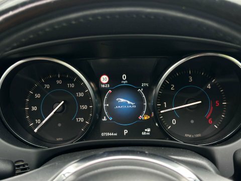 Jaguar XE Saloon Silver #71