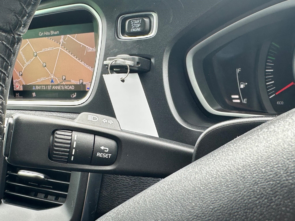 Volvo V40 T2 122 R Design Edition White #33
