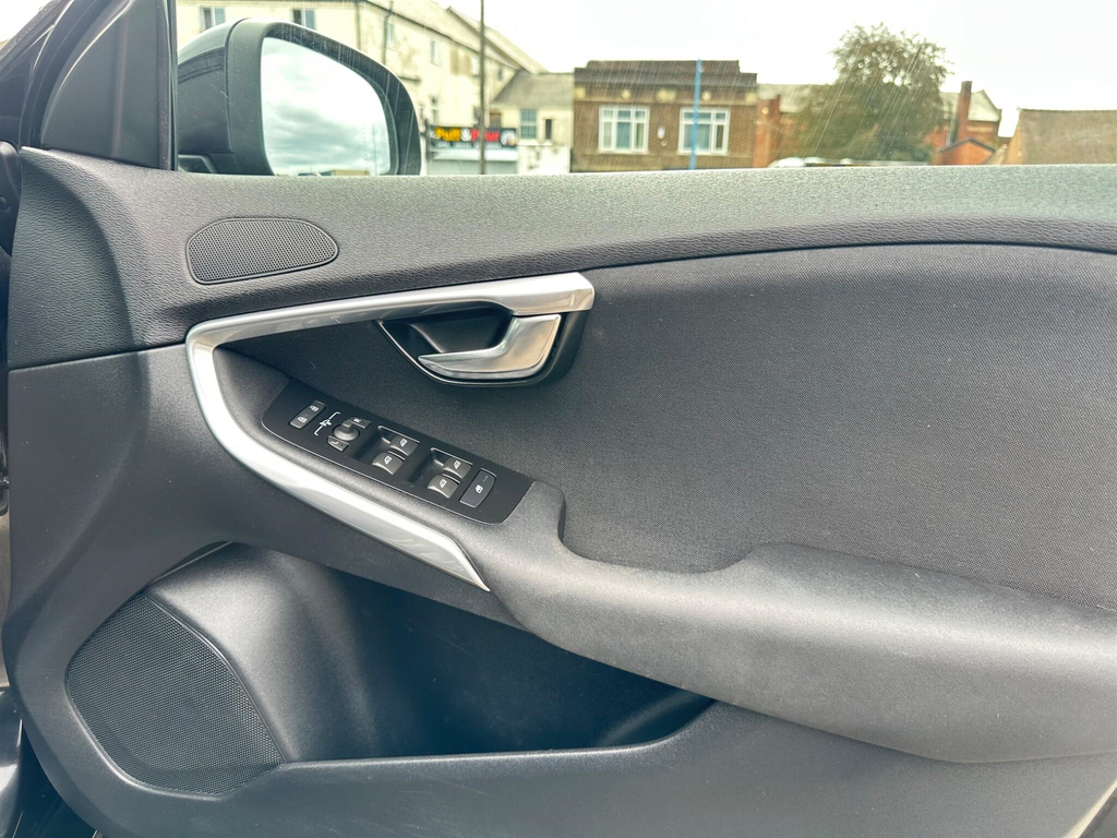 Volvo V40 T2 122 R Design Edition White #49