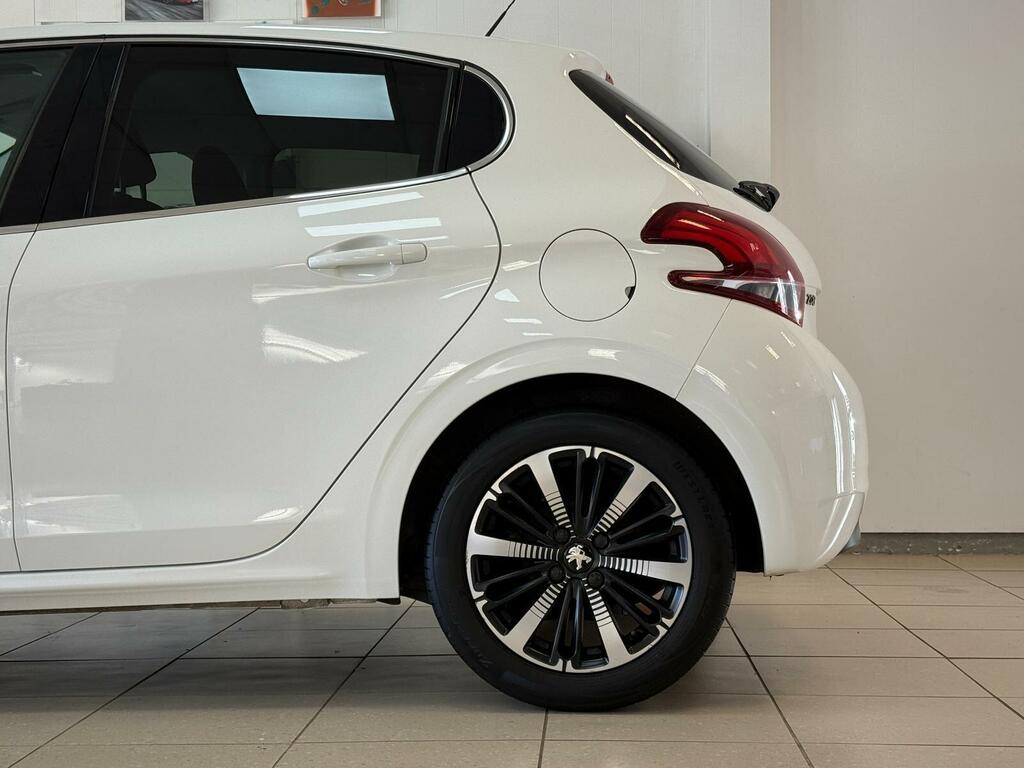 Peugeot 208 Puretech Tech Edition White #32
